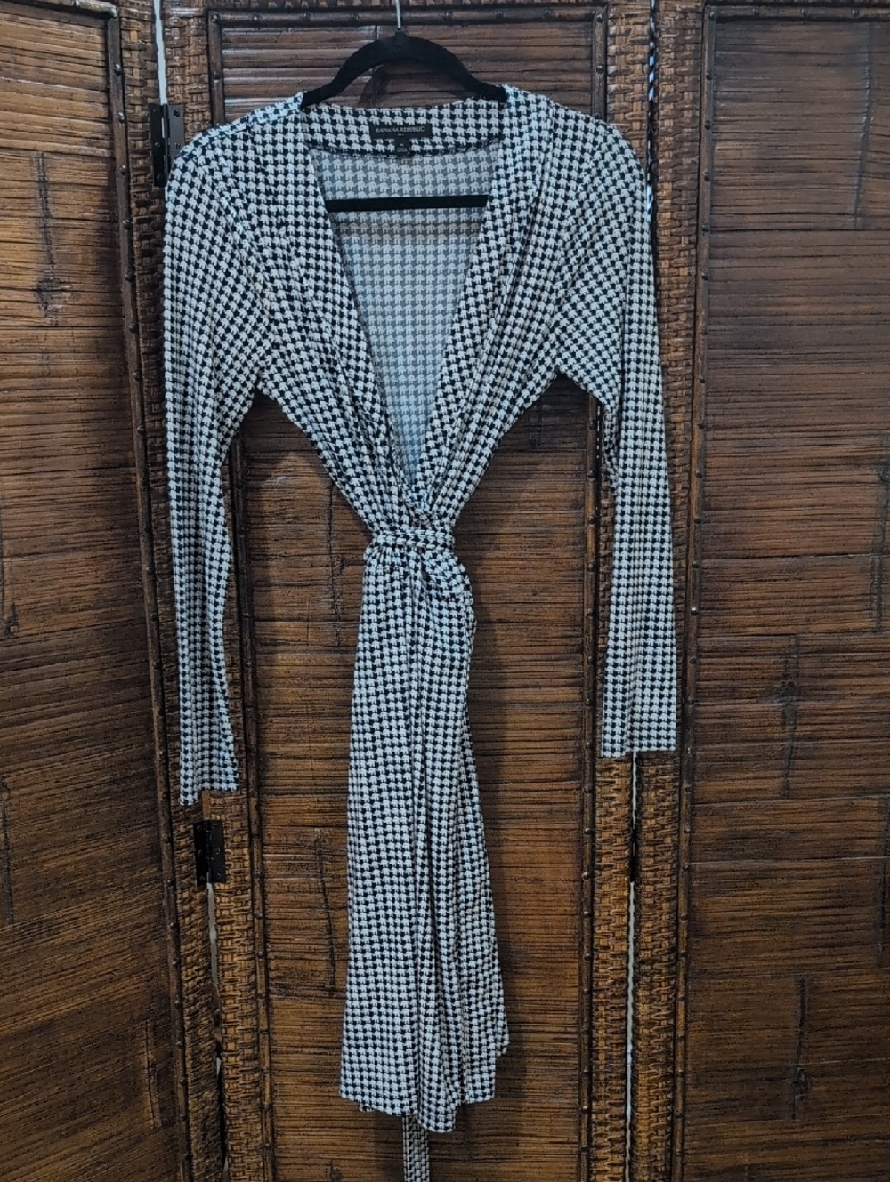 Banana Republic Black & White Elephant-Houndstooth Midi Long Sleeve Wrap Dress